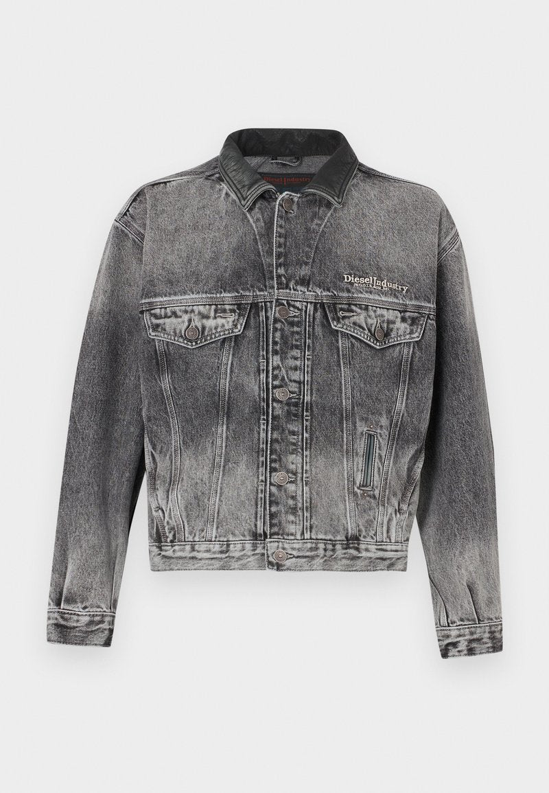 Jeansjacke in gewaschenem Schwarz mit klassischem Design, ausgestattet mit einem Lederkragen, zwei Brusttaschen und metallischen Knöpfen. Weiche Textur.