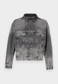 Jeansjacke in gewaschenem Schwarz mit klassischem Design, ausgestattet mit einem Lederkragen, zwei Brusttaschen und metallischen Knöpfen. Weiche Textur.