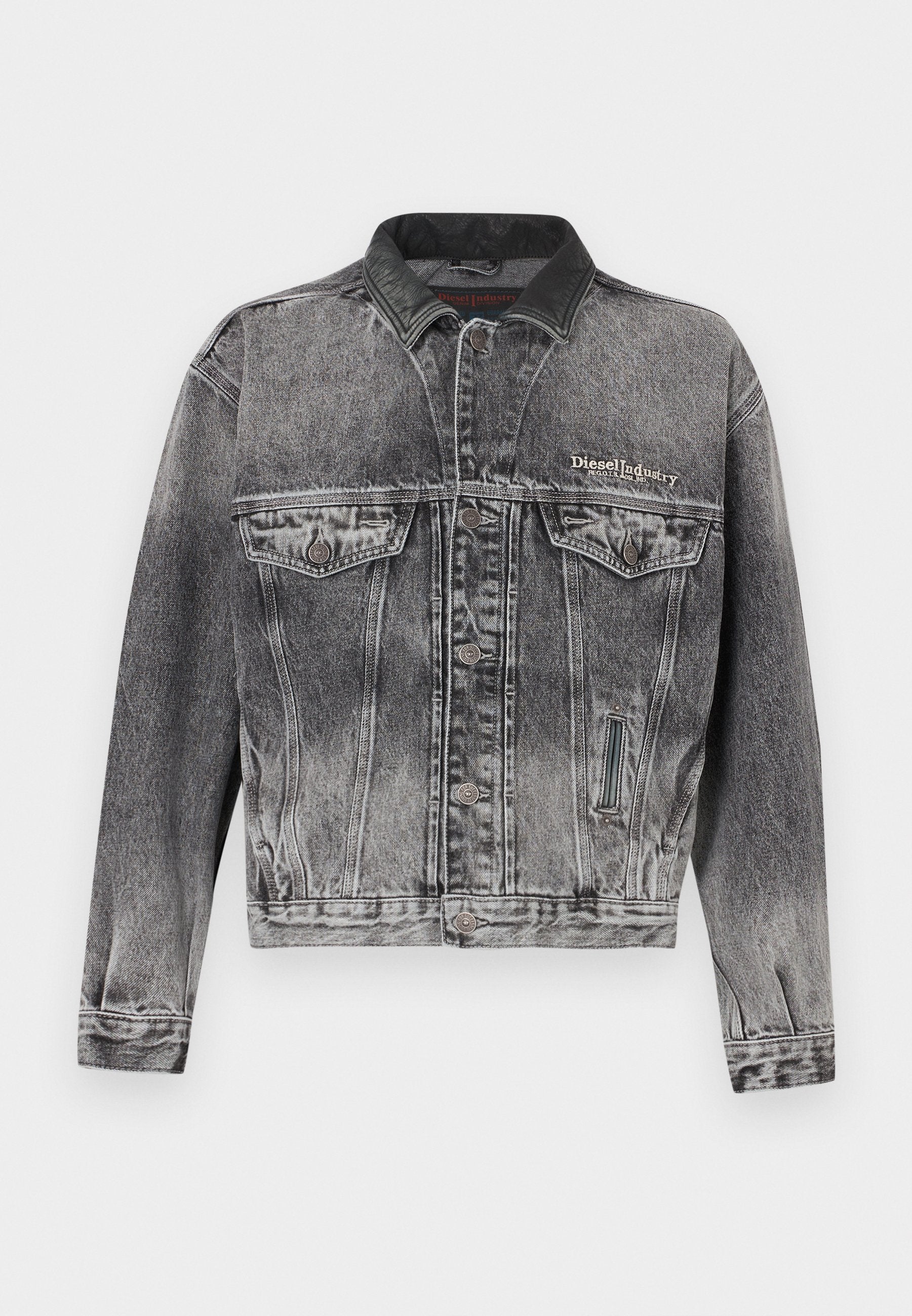 Jeansjacke in gewaschenem Schwarz mit klassischem Design, ausgestattet mit einem Lederkragen, zwei Brusttaschen und metallischen Knöpfen. Weiche Textur.