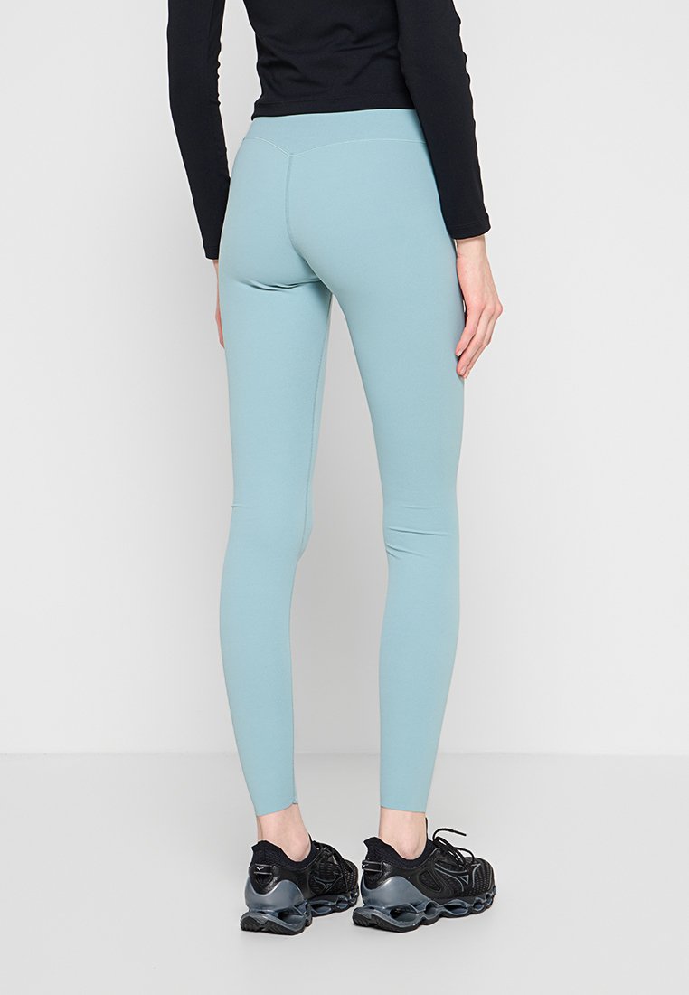 Nike Performance  ZENVY