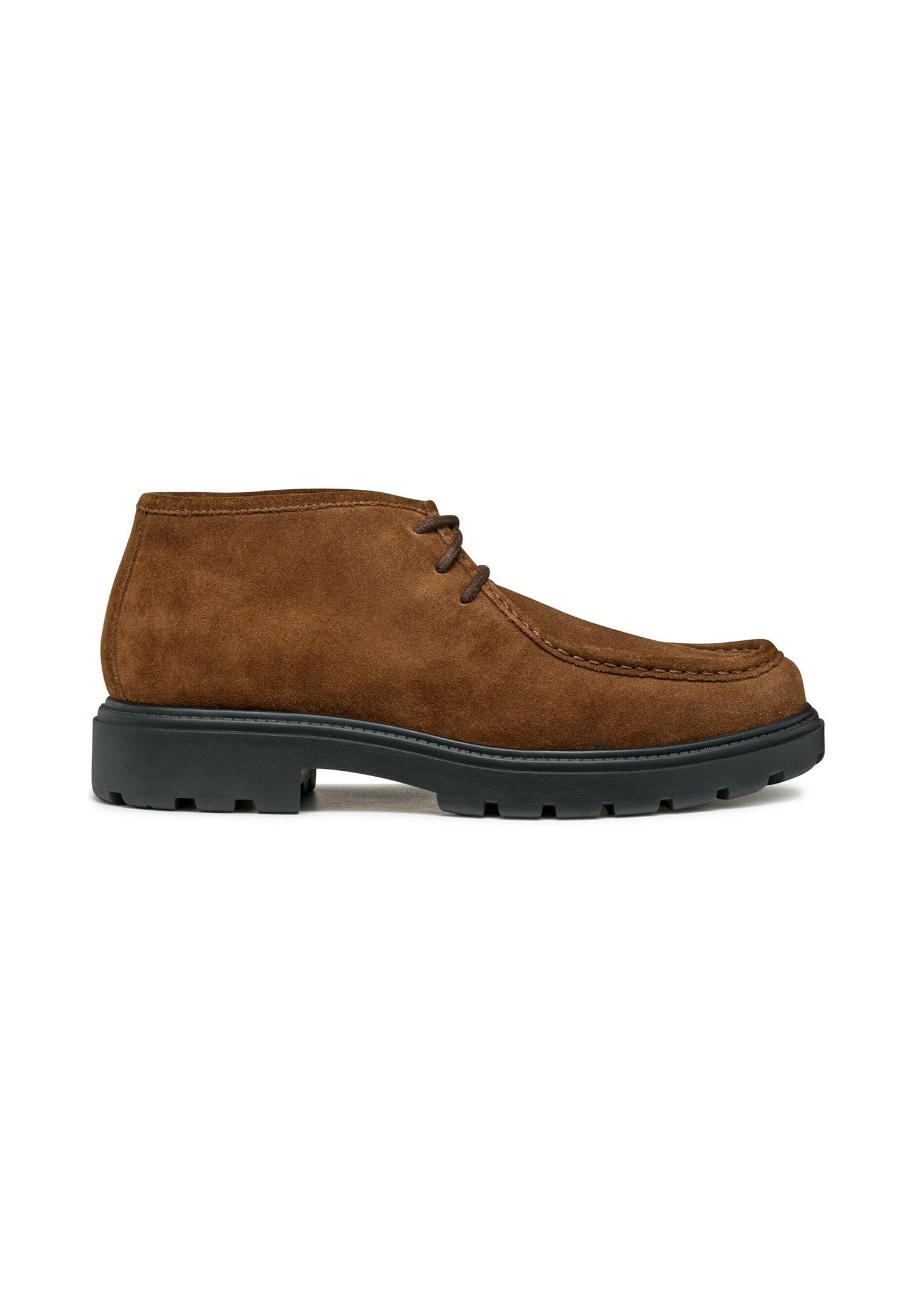 Braune Wildleder-Ankelboots mit einer abgerundeten Zehenpartie, Schnürdetail und einer strukturierten schwarzen Gummisohle. Mit kontrastierenden Nähten entlang des Randes.