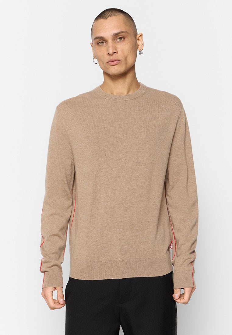 Brauner Strickpullover mit Rundhalsausschnitt und roten seitlichen Streifenakzenten. Weicher Stoff und lange Ärmel, entworfen für eine lockere Passform.