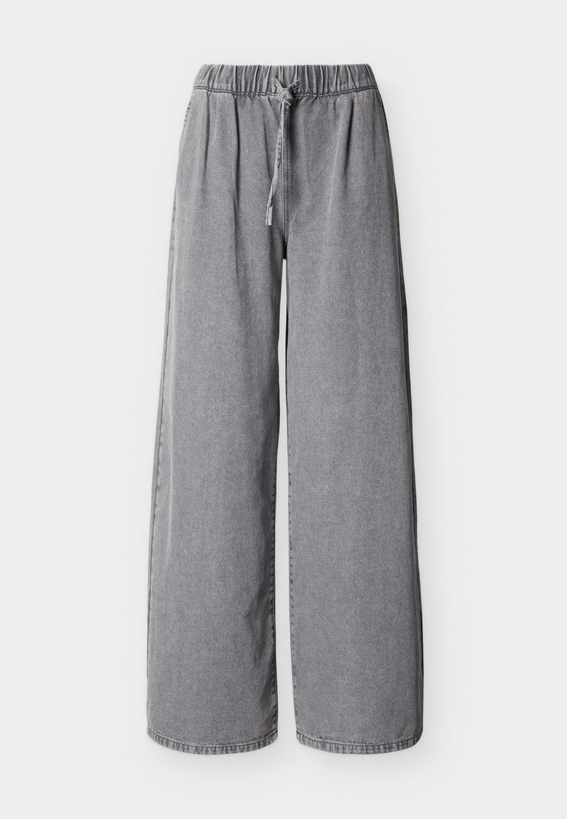 Grau melierte Jeans mit weitem Bein, elastischem Bund und Kordelzug, flach auf weißem Hintergrund präsentiert.