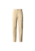 Helle beige Outdoor-Hosen mit Fronttaschen, Gürtelschlaufen und einem kleinen Logo an der Oberschenkeloberseite, vor einem weißen Hintergrund präsentiert.