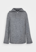 Grauer Strickpullover mit hohem Kragen, halbzipper vorne und glockenförmigen Ärmeln. Mit gerippten Bündchen und strukturierter Oberfläche.