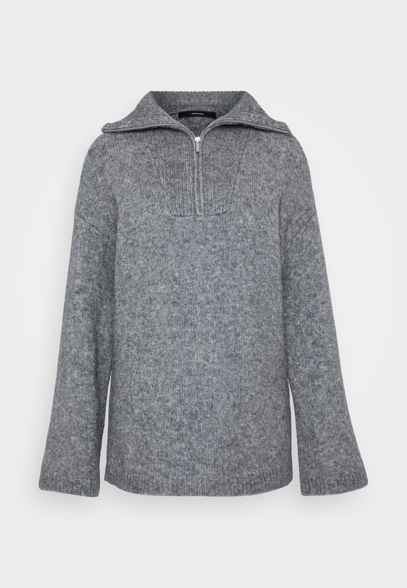 Grauer Strickpullover mit hohem Kragen, halbzipper vorne und glockenförmigen Ärmeln. Mit gerippten Bündchen und strukturierter Oberfläche.