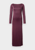 Langärmliges, bodenlanges Kleid aus tiefburgundfarbigem Stoff. Verfügt über einen Bootsausschnitt und eine glatte, taillierte Silhouette.
