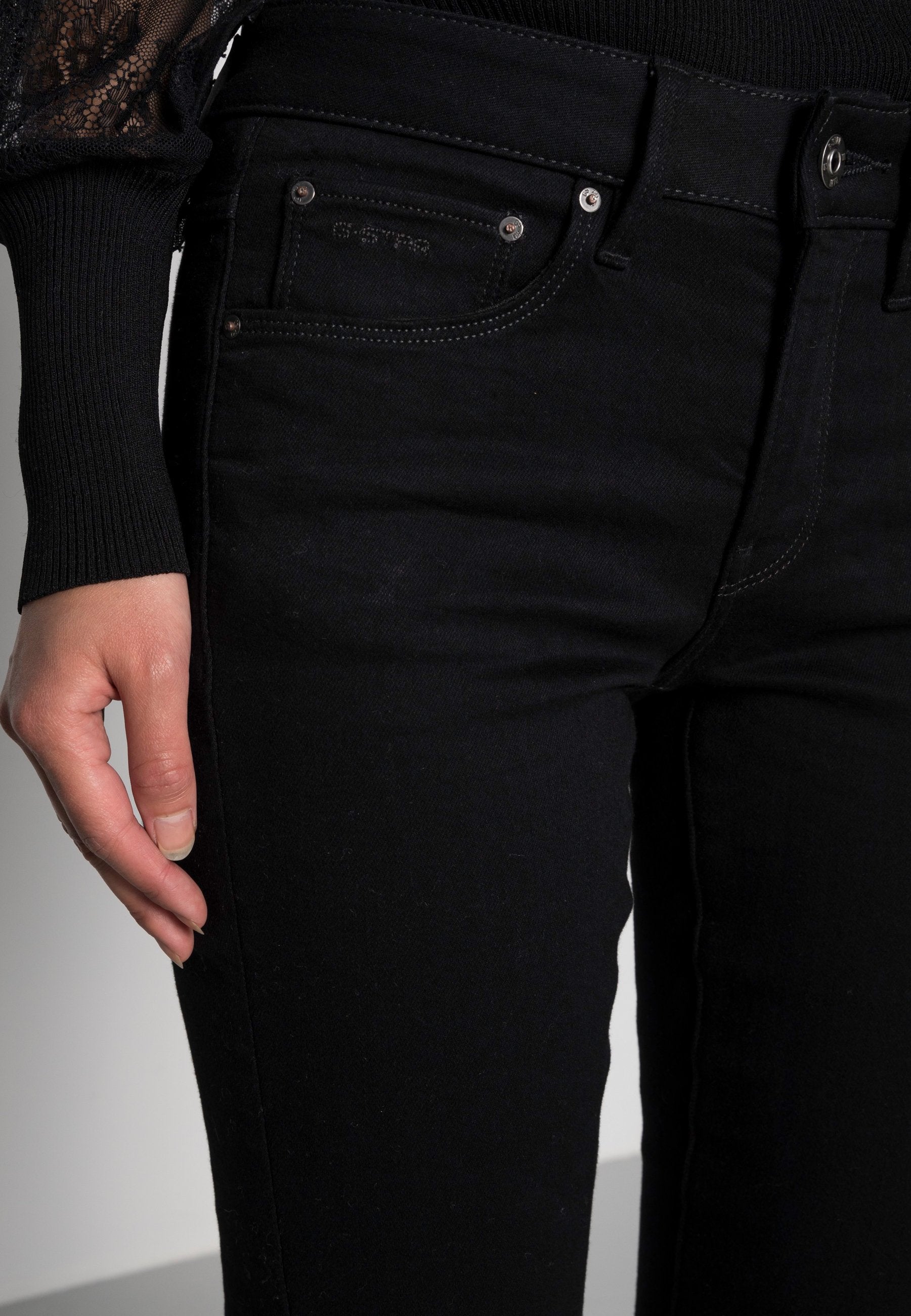 3301 MID SKINNY WMN Media 5