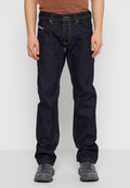 Dunkelblaue Denim-Jeans mit Kontrastnähten, geradem Bein, fünf Taschen und einem Knopfverschluss an der Taille.