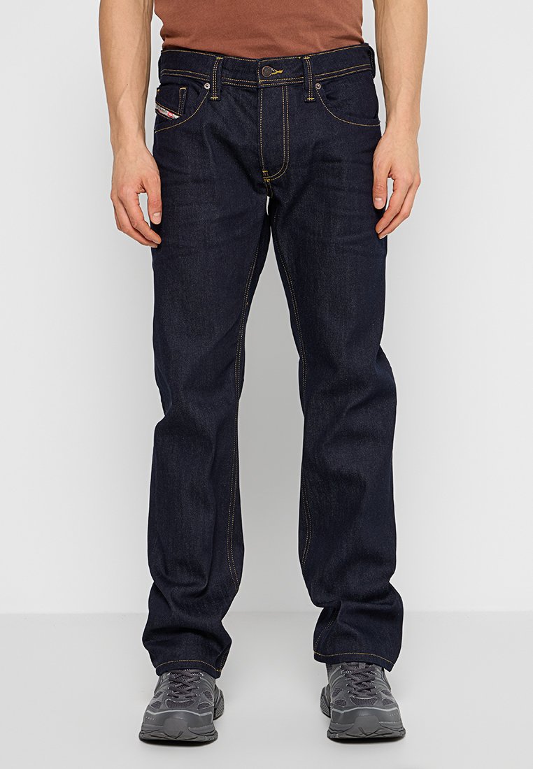 Dunkelblaue Denim-Jeans mit Kontrastnähten, geradem Bein, fünf Taschen und einem Knopfverschluss an der Taille.