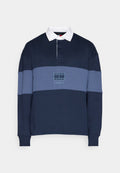 Marineblaues langärmliges Poloshirt mit weißem Kragen, ausgestattet mit horizontalen grauen Streifen und einem auf der Vorderseite gestickten "TOMMY JEANS"-Logo.