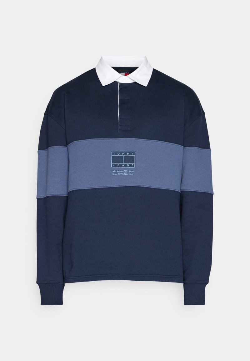Marineblaues langärmliges Poloshirt mit weißem Kragen, ausgestattet mit horizontalen grauen Streifen und einem auf der Vorderseite gestickten "TOMMY JEANS"-Logo.