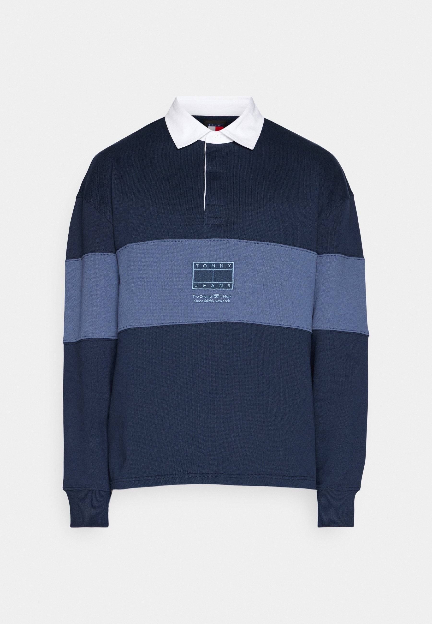 Marineblaues langärmliges Poloshirt mit weißem Kragen, ausgestattet mit horizontalen grauen Streifen und einem auf der Vorderseite gestickten "TOMMY JEANS"-Logo.