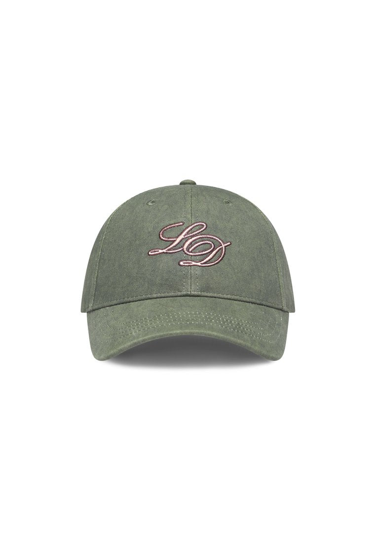 Olivgrüne Baumwollmütze mit gebogenem Schirm, ausgestattet mit einem pinken, gestickten "LD"-Logo an der Vorderseite und Belüftungslöchern an den Seiten.