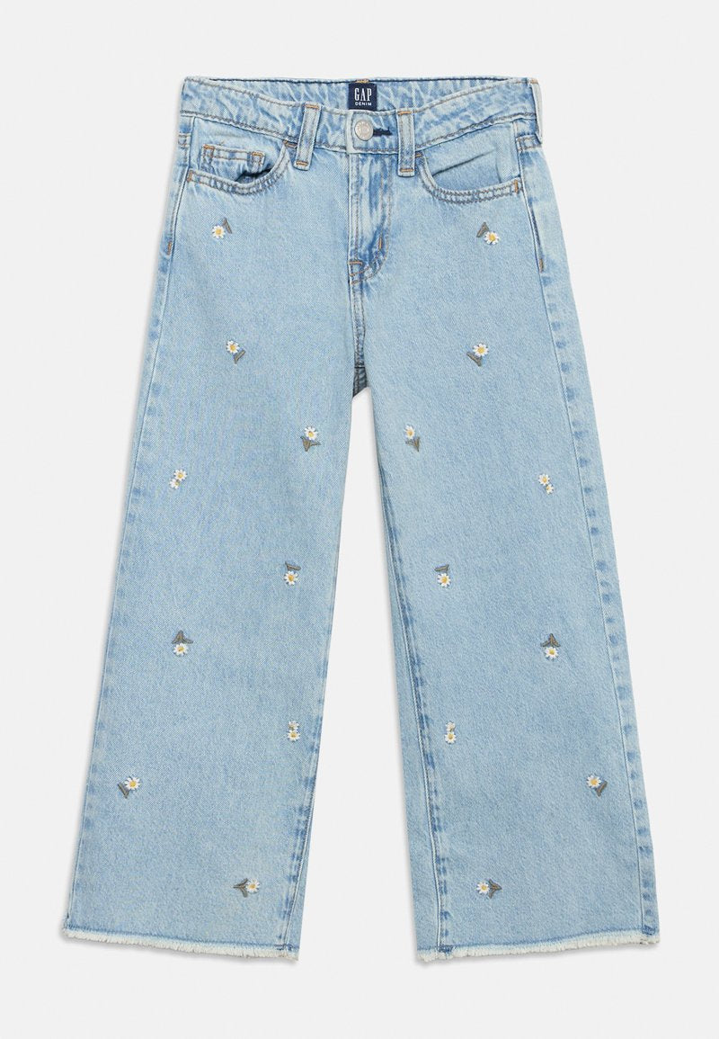 Hellblaue Jeans mit weitem Bein, verziert mit kleinen weißen Gänseblümchen-Stickereien und rohen Saumkanten.