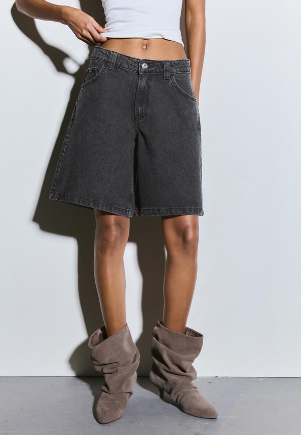 Bershka BAGGY - Denim shorts - black