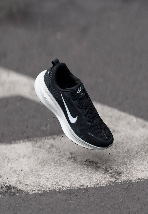 Nike Performance VOMERO UNISEX - Road running shoes - black/summit white/coconut milk