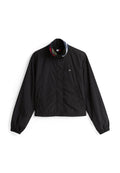Schwarze leichte Jacke mit Kragen, der rot-weiße und blaue Streifen aufweist; hat einen Knopfverschluss und zwei seitliche Taschen.
