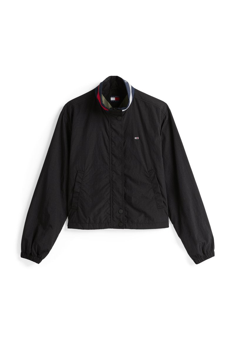 Schwarze leichte Jacke mit Kragen, der rot-weiße und blaue Streifen aufweist; hat einen Knopfverschluss und zwei seitliche Taschen.