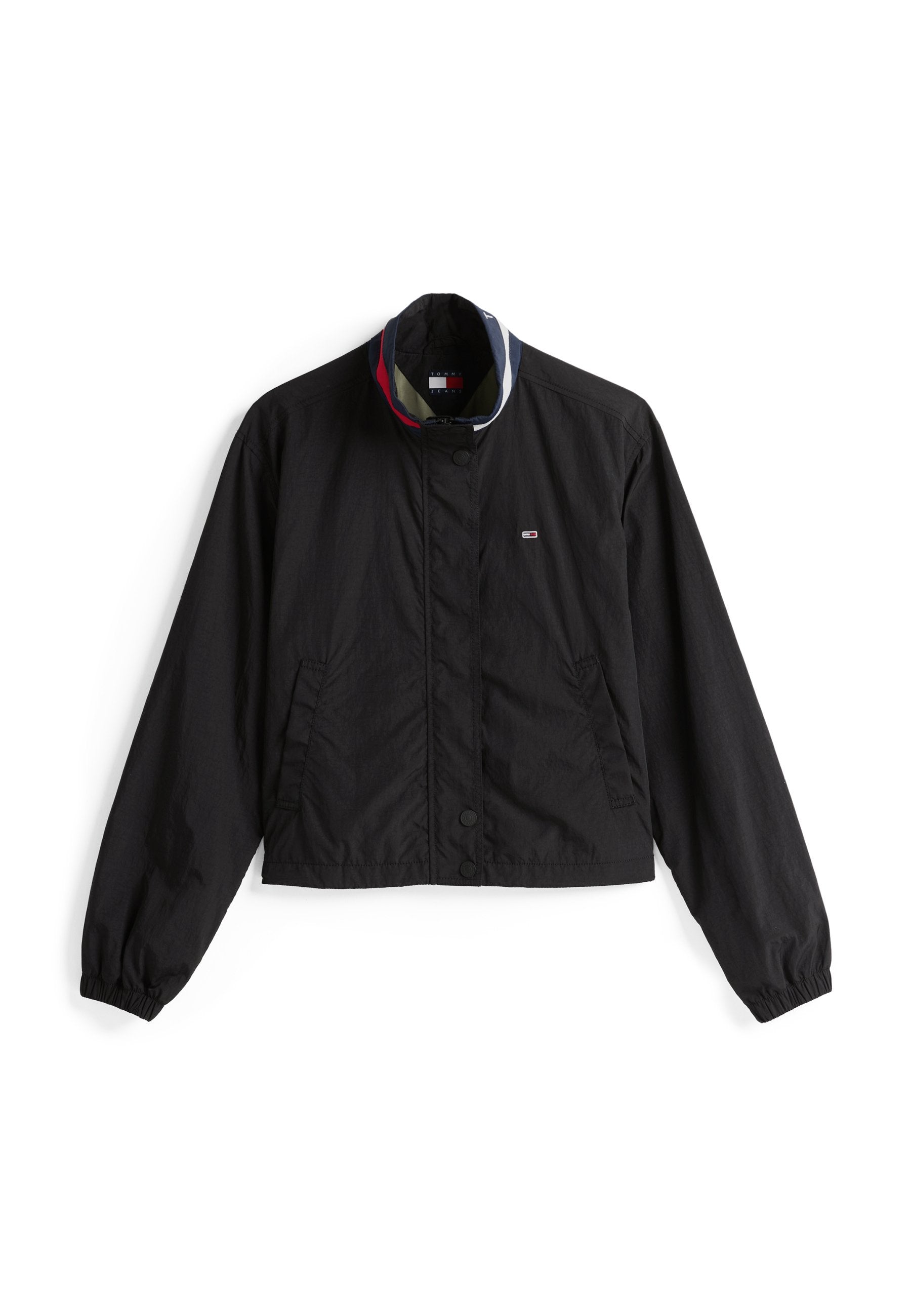 Schwarze leichte Jacke mit Kragen, der rot-weiße und blaue Streifen aufweist; hat einen Knopfverschluss und zwei seitliche Taschen.