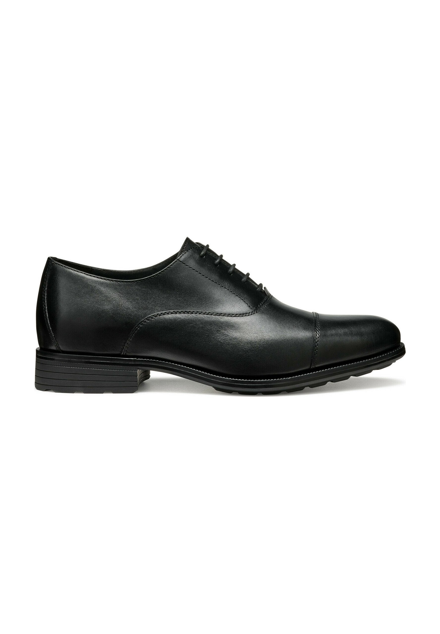 Schwarze Leder-Dressschuhe mit glatter Oberfläche, runder Zehenform und sechs Ösen für die Schnürsenkel. Gummisohle mit horizontalen Rillen für besseren Halt.
