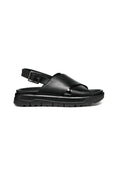 Schwarze Leder-Sandalen mit einem Kreuzriemen-Design, verstellbarem Knöchelriemen und strukturierten Gummisohlen für besseren Halt.