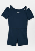 Marineblauer athletischer Kurzarm-Overall mit Cutouts an den Schultern und weißem Nike-Logo in der Mitte der Brust.