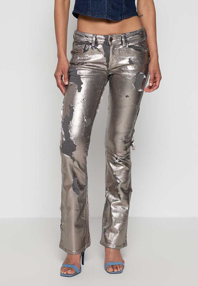 Metallic silberne Jeans mit einem zerstörten Finish, gerade geschnitten, mehrere Taschen und dezenten Stellen mit sichtbarem Stoff.