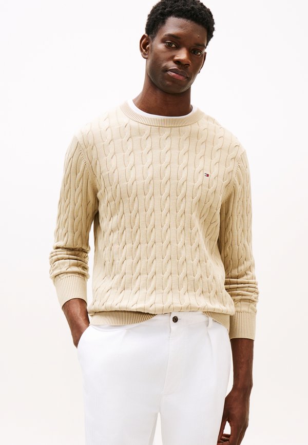 Tommy Hilfiger CLASSIC CABLE CREW NECK  ELEVATED ESSENTIALS - Jumper - sandalwood
