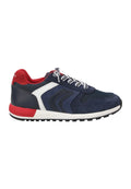 Dunkelblaue Sportschuh mit Obermaterial aus Wildleder und Mesh, roten und weißen Akzenten, runder Zehenpartie und strukturiertem Gummisohle. Schnürdesign.