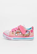 Pinkfarbener Kindersneaker mit Einhorn-, Regenbogen-, Stern- und Herzmustern, pinken Riemen, silbernen Stollen an der Spitze und dem Schriftzug "Twinkle Toes" auf der weißen Sohle.