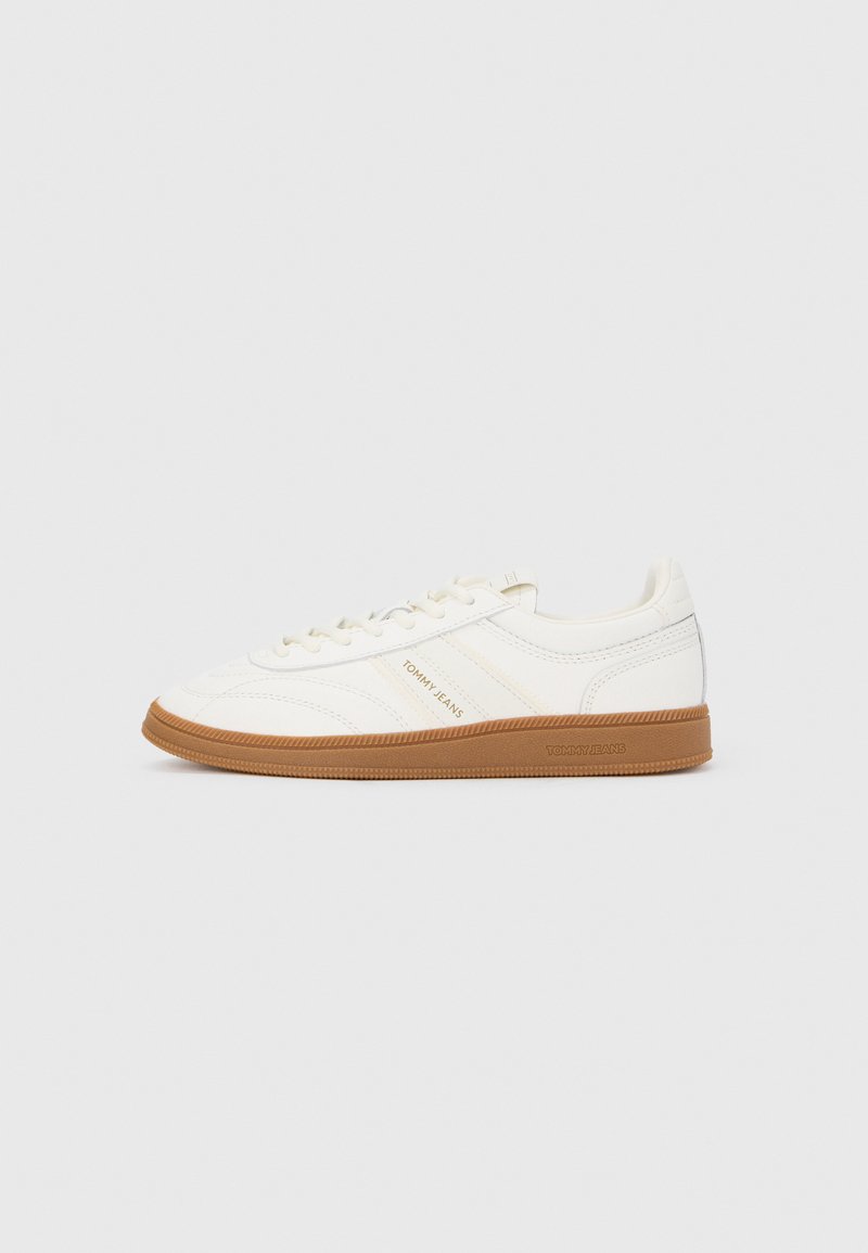 Weißer Sneaker mit glattem Lederoberteil, drei seitlichen Streifen und brauner Gummisohle. Verfügt über Logo-Details an der Seite und auf der Zunge.