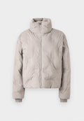 Hellgraue gepolsterte Jacke mit hohem Kragen, Frontreißverschluss und gerippten Bündchen. Verfügt über dezente geprägte Logo-Muster auf dem Stoff.
