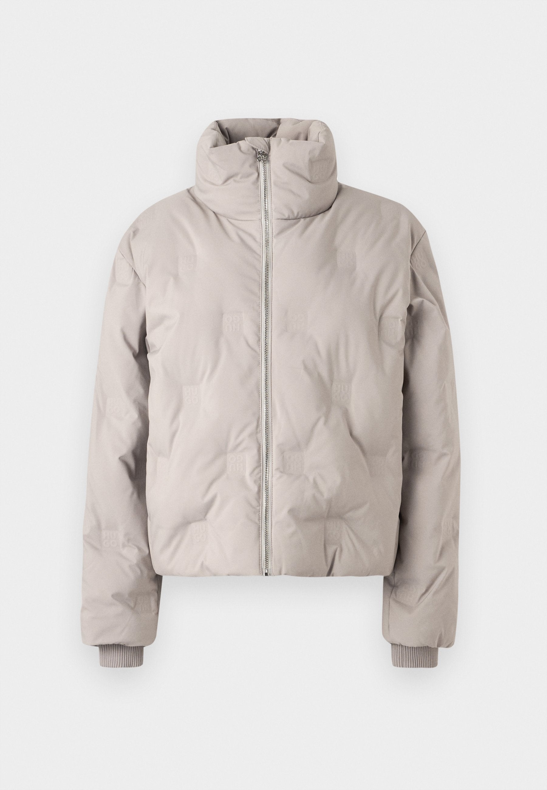 Hellgraue gepolsterte Jacke mit hohem Kragen, Frontreißverschluss und gerippten Bündchen. Verfügt über dezente geprägte Logo-Muster auf dem Stoff.