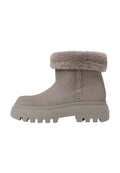 Graue Wildleder-Stiefeletten mit einem dicken Fellaufschlag, strukturierten Seitenstichen und einer robusten Profilsohle. Entworfen für Wärme und Komfort.