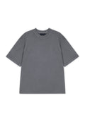 Graues Baumwoll-T-Shirt, kurze Ärmel, Rundhalsausschnitt, mit einem kleinen geprägten Logo auf der linken Brustseite. Glatte Textur, normale Passform.
