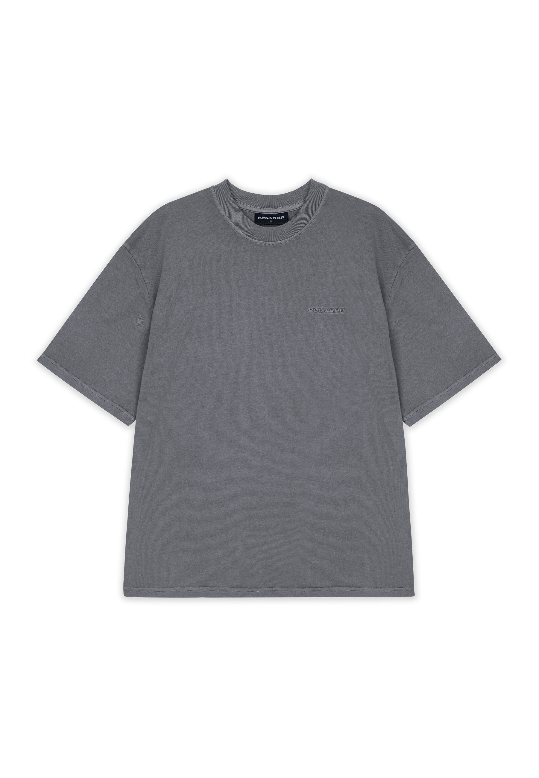 Graues Baumwoll-T-Shirt, kurze Ärmel, Rundhalsausschnitt, mit einem kleinen geprägten Logo auf der linken Brustseite. Glatte Textur, normale Passform.