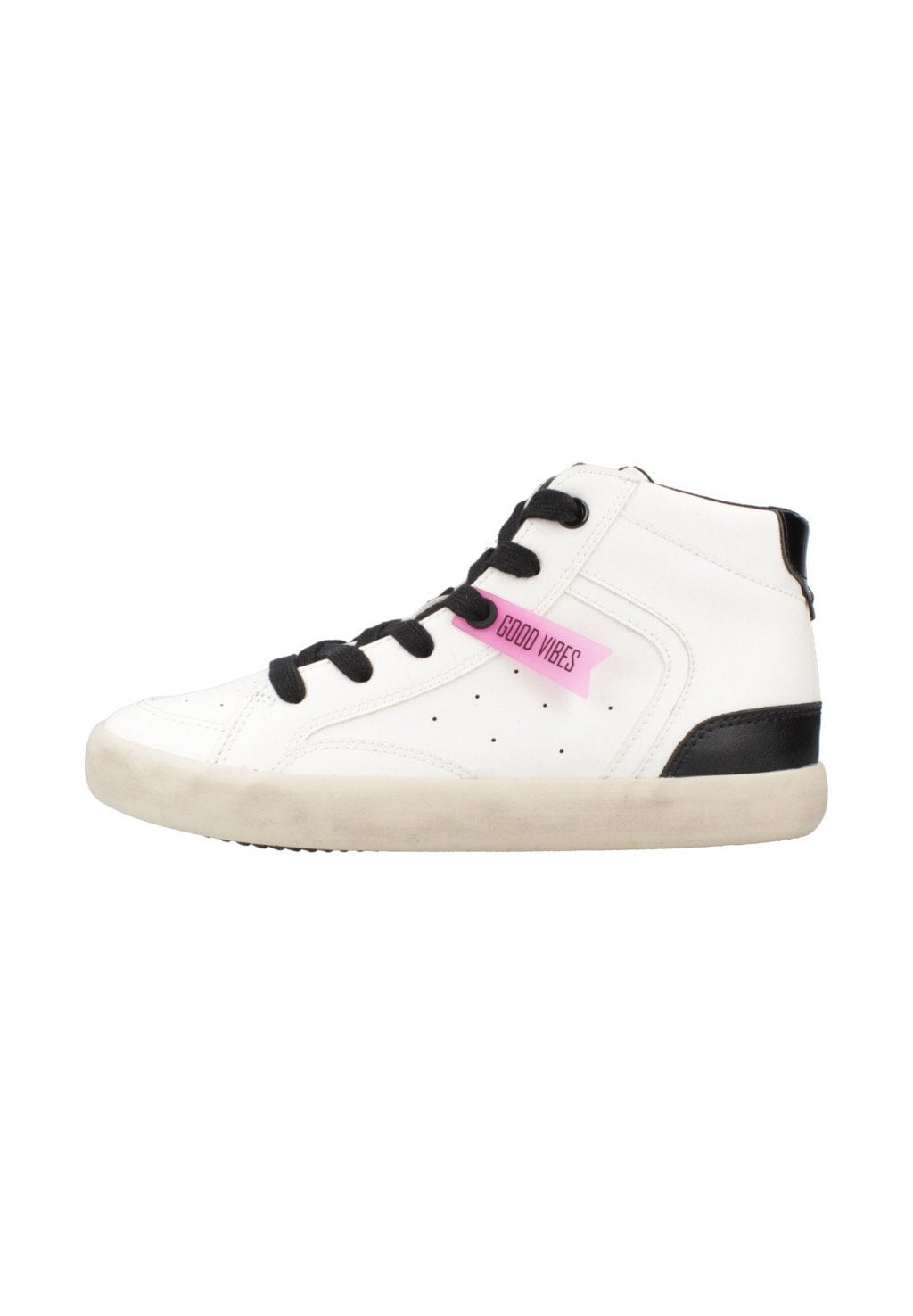 Weiße Leder-Hochschaft-Sneaker mit schwarzen Akzenten. Ausgestattet mit schwarzen Schnürsenkeln und einem rosa Etikett mit der Aufschrift "GOOD VIBES". Strukturiertes Gummi-Sohlenmaterial.