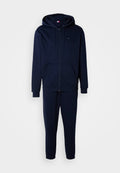 Marineblauer Kapuzenpullover mit Reißverschluss, Fronttaschen und passenden, schmal zulaufenden Jogginghosen, vor hellem einfarbigem Hintergrund präsentiert.