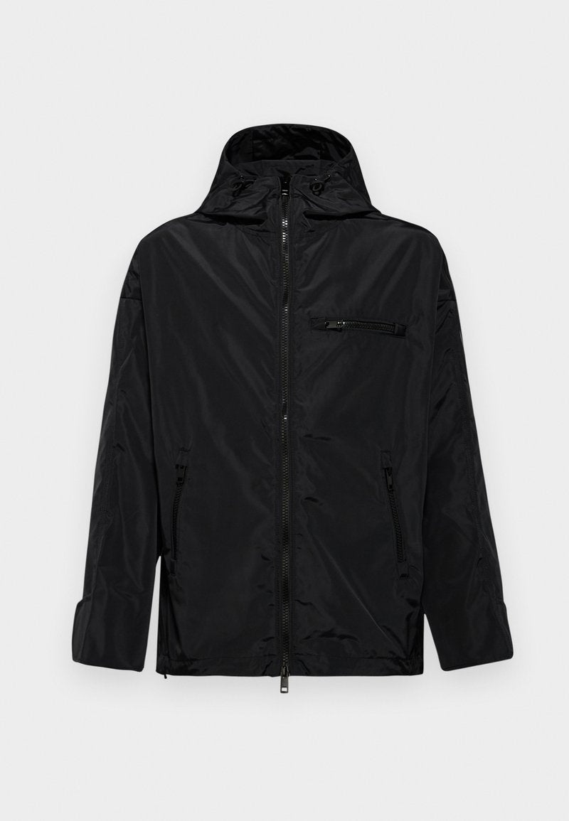 Schwarze wasserdichte Jacke mit Kapuze, Reißverschluss vorne und zwei Seitentaschen. Besitzt eine kleine Reißverschlusstasche auf der Brust und hat eine glatte Oberfläche.