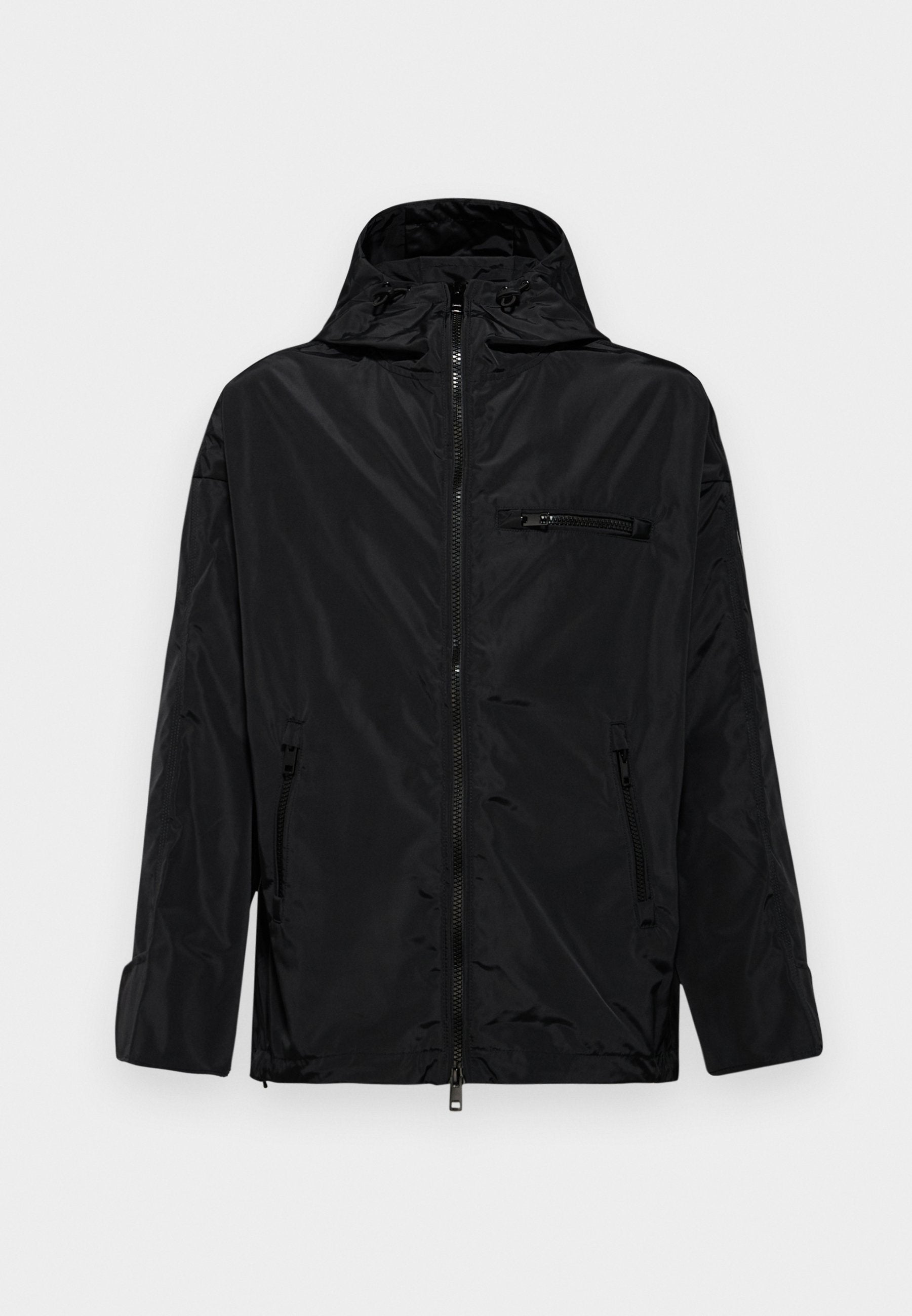 Schwarze wasserdichte Jacke mit Kapuze, Reißverschluss vorne und zwei Seitentaschen. Besitzt eine kleine Reißverschlusstasche auf der Brust und hat eine glatte Oberfläche.