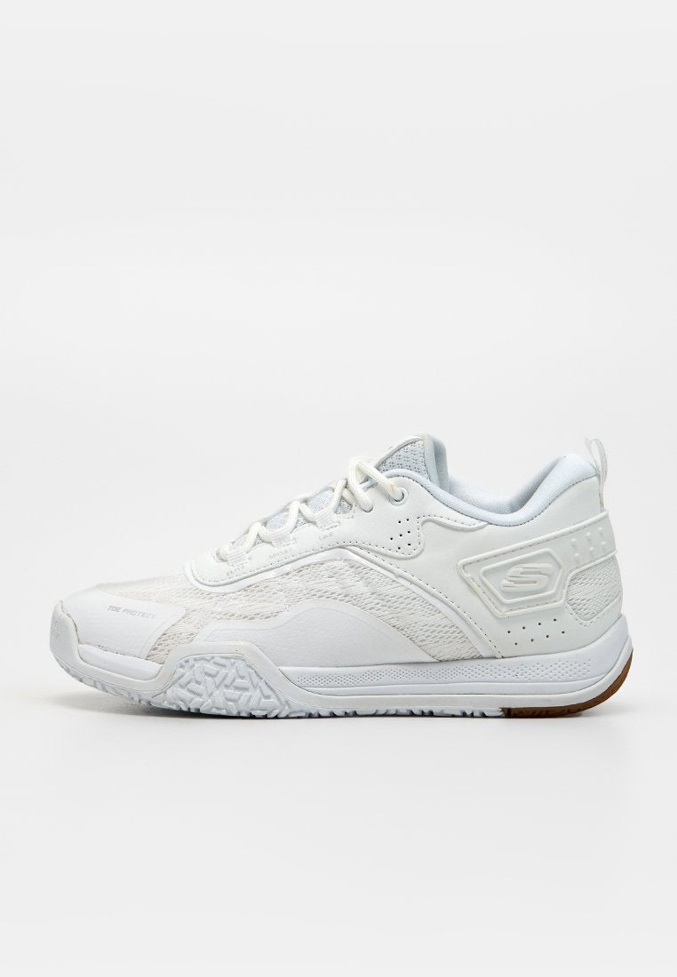 Weißer athletischer Sneaker mit niedrigem Schnitt, strukturierter Sohle, Schnürverschluss vorne, Mesh- und synthetischem Obermaterial sowie Markenlogo an der Fersenseite.