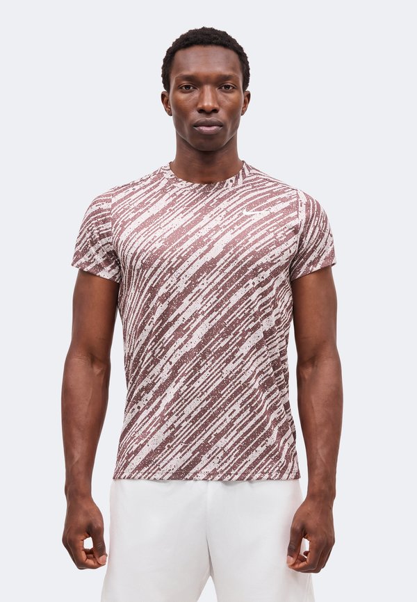 Nike Performance NIKECOURT VICTORY PRINT - Sports T-shirt - platinum violet/white