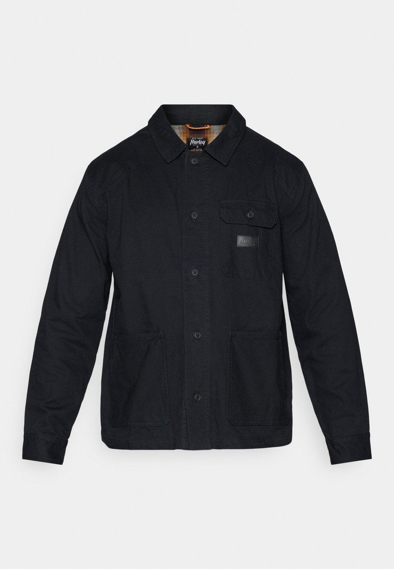 Schwarze Baumwolljacke mit Kragen, Knopfleiste vorne, zwei Vordertaschen und einem kleinen Markenpatch auf der Brusttasche.