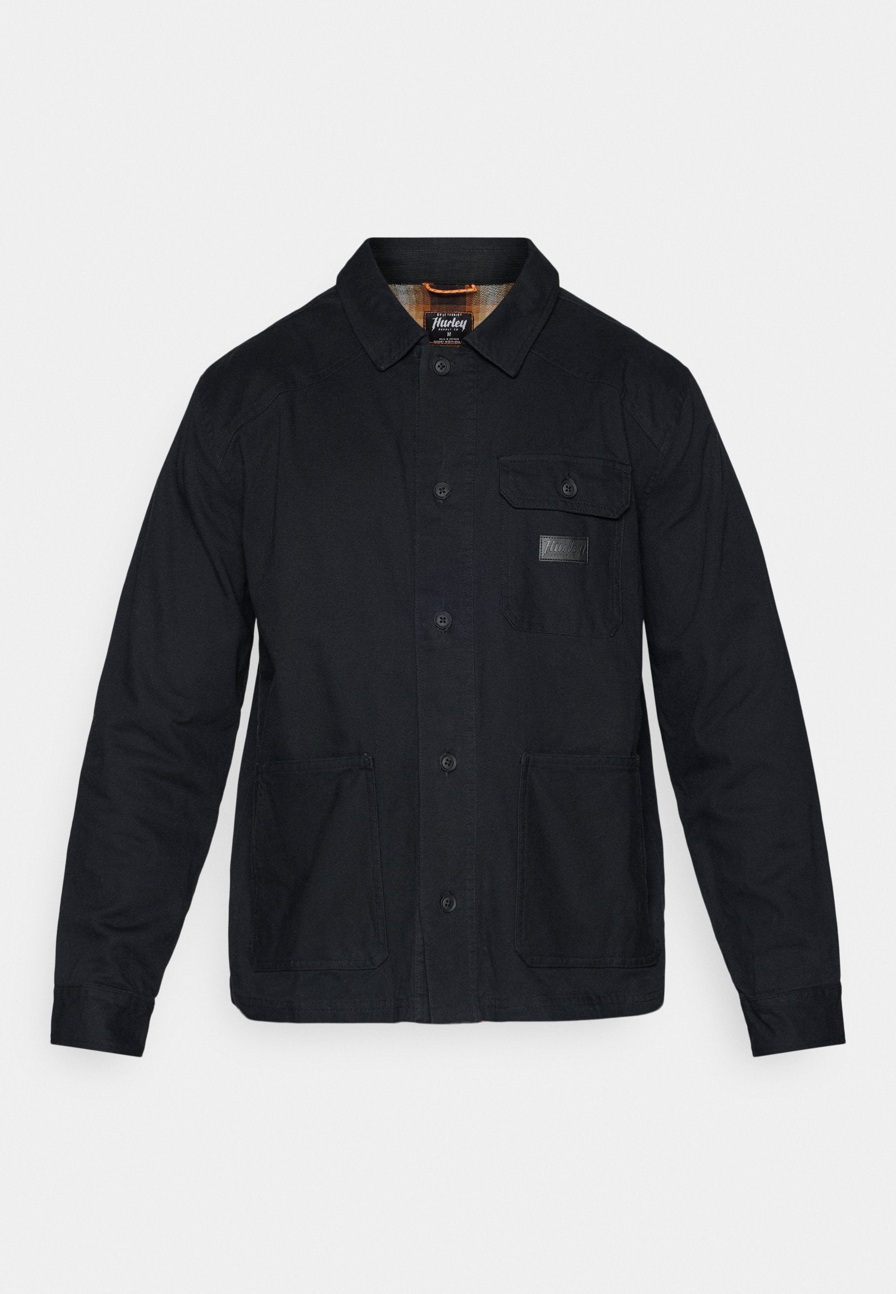 Schwarze Baumwolljacke mit Kragen, Knopfleiste vorne, zwei Vordertaschen und einem kleinen Markenpatch auf der Brusttasche.