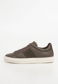 Brauner Ledersneaker mit strukturiertem Obermaterial, kontrastierenden Akzenten, runder Zehenpartie und beiger Gummisohle. Verfügt über flache, bordeauxrote Schnürsenkel und Logodetails.