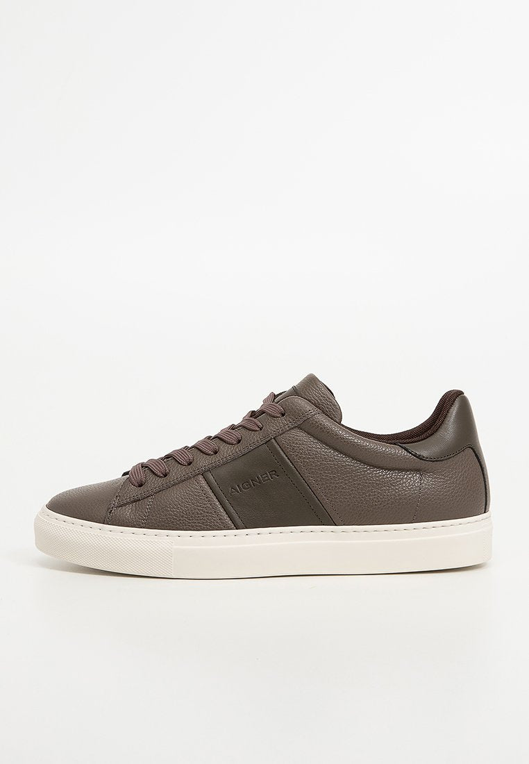 Brauner Ledersneaker mit strukturiertem Obermaterial, kontrastierenden Akzenten, runder Zehenpartie und beiger Gummisohle. Verfügt über flache, bordeauxrote Schnürsenkel und Logodetails.