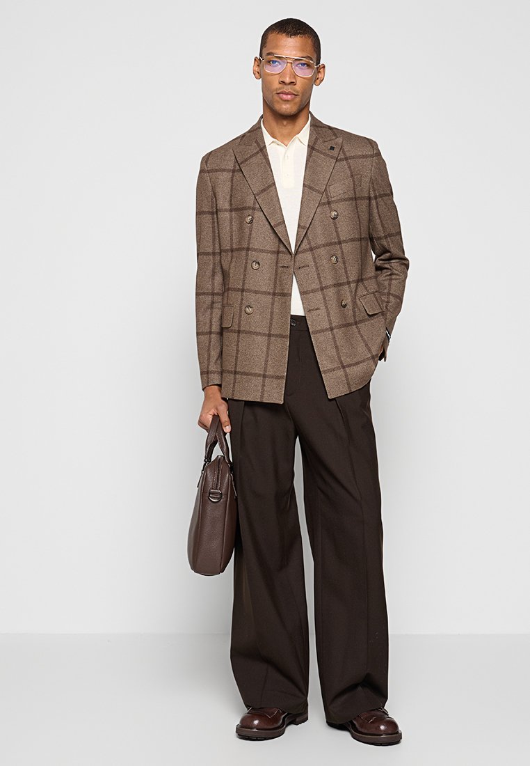 TAILORED FIT Media 2