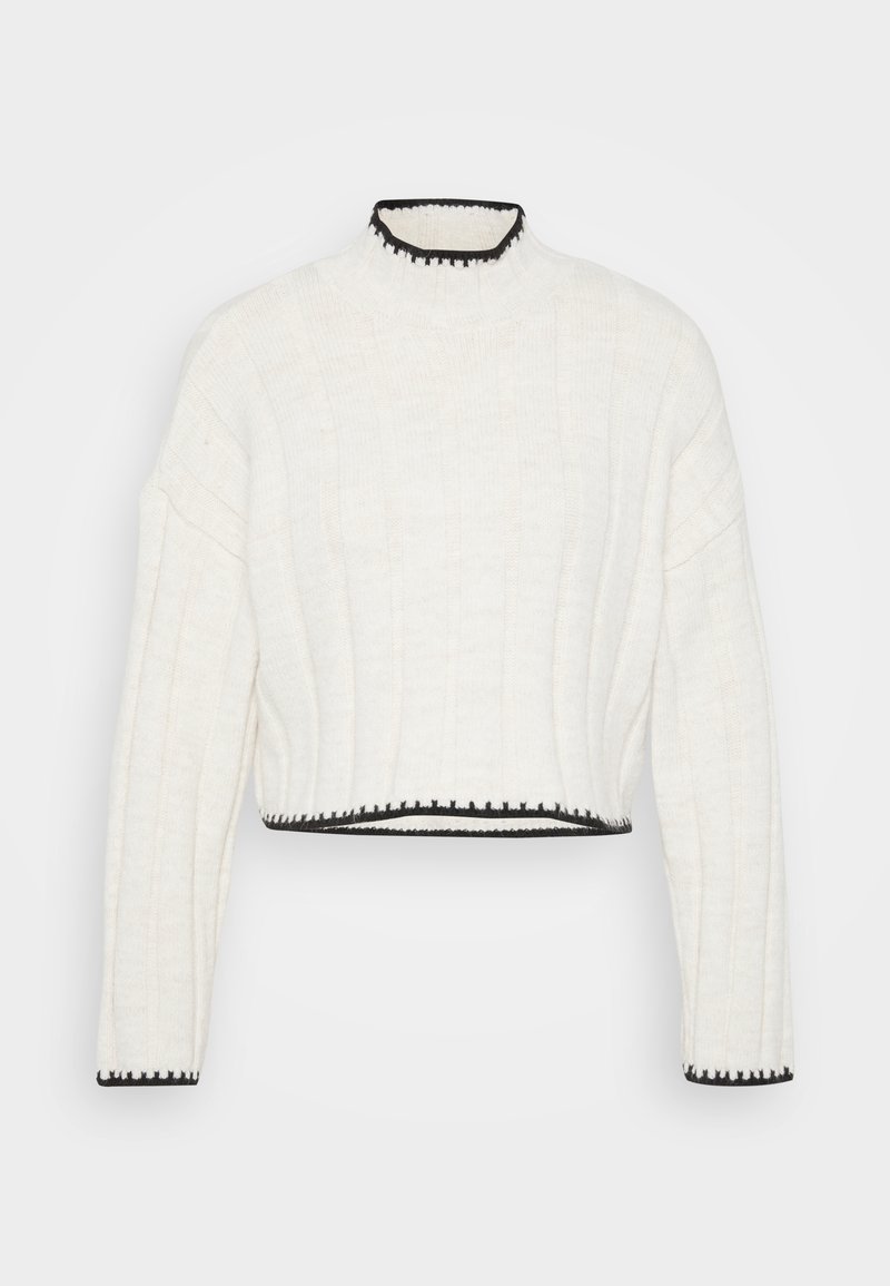 Gekürzter Pullover aus off-white Strickstoff mit gerippter Textur. Verfügt über einen hohen Kragen und einen schwarzen Rand entlang des Ausschnitts und Saums.