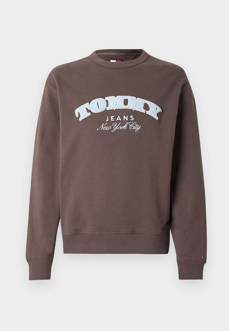 Brauner Sweatshirt aus Baumwollmischung mit einem weißen und hellblauen "TOMMY JEANS"-Logo. Ribbedenden an den Ärmeln und am Saum sowie Rundhalsausschnitt.